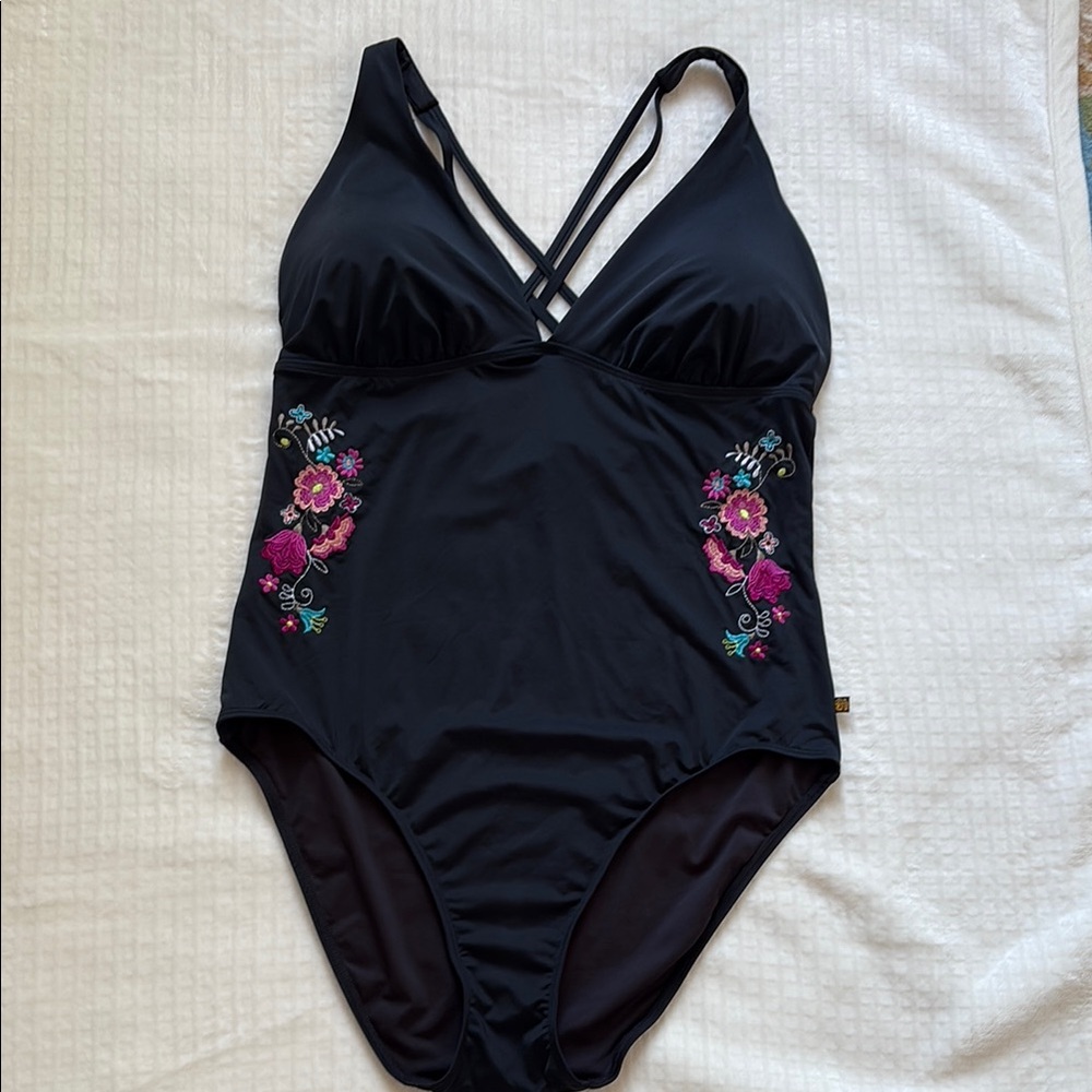 Aqua Tose Elegant Black Floral Embroidered One-Piece Swimsuit - Picture 3 of 6